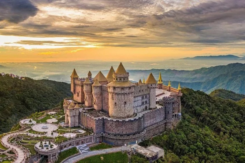 L&acirc;u đ&agrave;i mặt trăng ở B&agrave; N&agrave; Hill tọa lạc tr&ecirc;n đỉnh n&uacute;i Ch&uacute;a, thuộc th&ocirc;n An Sơn, x&atilde; H&ograve;a Ph&uacute;, huyện H&ograve;a Vang