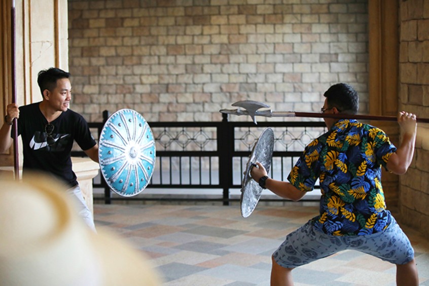 Du kh&aacute;ch ho&agrave;n to&agrave;n c&oacute; thể h&oacute;a th&acirc;n th&agrave;nh c&aacute;c chiến binh v&agrave; &ldquo;chiến đấu&rdquo; để bảo vệ vương quốc khi v&agrave;o L&acirc;u Đ&agrave;i Mặt Trăng