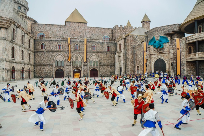 Show diễn Trận chiến ở Vương quốc Mặt Trăng ho&agrave;nh tr&aacute;ng tại L&acirc;u đ&agrave;i Mặt Trăng B&agrave; N&agrave; Hills