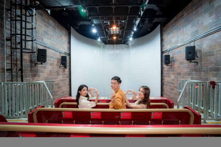 B&ecirc;n trong rạp phim 4D Mắt Bay tại L&acirc;u đ&agrave;i Mặt Trăng B&agrave; N&agrave; Hills với hiệu ứng ch&acirc;n thực