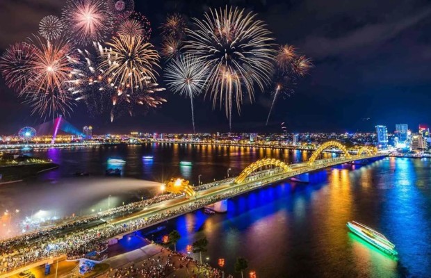 Cầu Rồng Đ&agrave; Nẵng phun lửa v&agrave; nước trong đ&ecirc;m lễ hội &aacute;nh s&aacute;ng