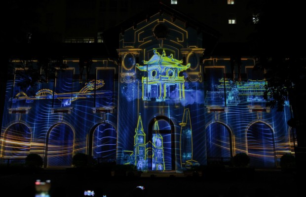 3D Mapping light show tại Lễ hội &aacute;nh s&aacute;ng Đ&agrave; Nẵng tr&ecirc;n bề mặt kiến tr&uacute;c