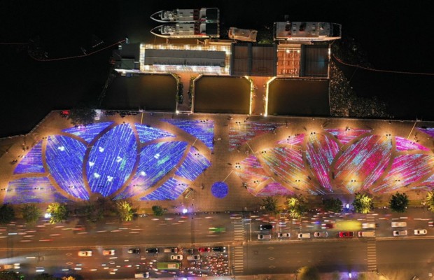 Đường hầm &aacute;nh s&aacute;ng nghệ thuật tại Lễ hội &aacute;nh s&aacute;ng Đ&agrave; Nẵng ven s&ocirc;ng H&agrave;n.