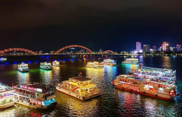 Du kh&aacute;ch chụp ảnh tại lễ hội &aacute;nh s&aacute;ng Đ&agrave; Nẵng