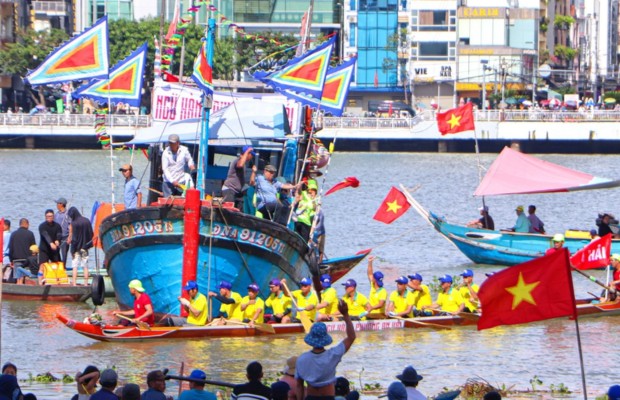 Lễ hội đua thuyền ở Đ&agrave; Nẵng tr&ecirc;n s&ocirc;ng H&agrave;n