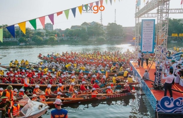 Thuyền rồng trang tr&iacute; rực rỡ, cờ bay trong kh&ocirc;ng kh&iacute; lễ hội.