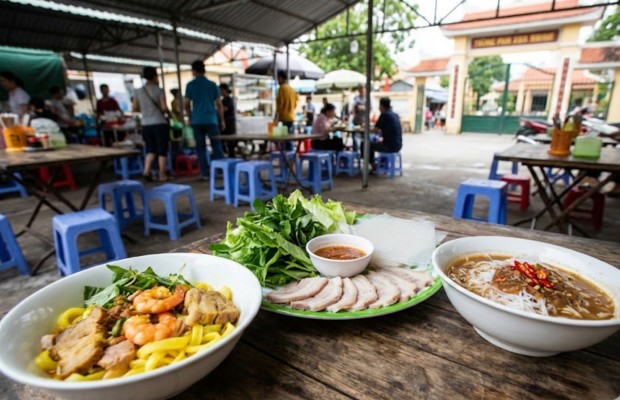 Ảnh c&aacute;c m&oacute;n đặc sản m&igrave; Quảng, b&aacute;nh tr&aacute;ng cuốn thịt heo, b&uacute;n mắm n&ecirc;m.