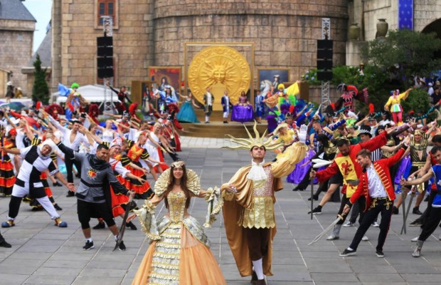 Lễ hội Carnival B&agrave; N&agrave; Hills 2026 diễu h&agrave;nh đường phố v&agrave; biểu diễn nghệ thuật tại Quảng trường Du D&ocirc;me.