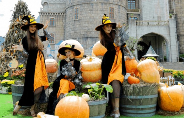 Lễ hội Halloween B&agrave; N&agrave; Hills 2026 với trang tr&iacute; b&iacute; ng&ocirc; v&agrave; tiểu cảnh ma qu&aacute;i dễ thương.