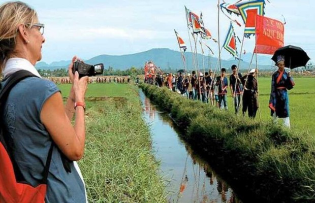 Kh&ocirc;ng kh&iacute; trang nghi&ecirc;m đo&agrave;n rước Thần N&ocirc;ng về đ&igrave;nh l&agrave;ng Phong Lệ