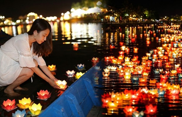 Ngắm sông Hoài huyền ảo mùa Lễ hội thả đèn hoa đăng Hội An