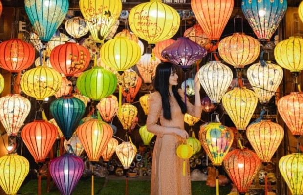 Đ&egrave;n lồng Hội An cổ k&iacute;nh ban đ&ecirc;m.