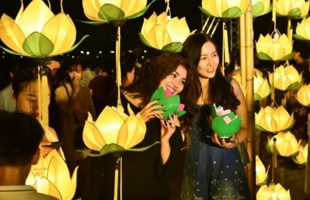 Phố cổ Hội An tắt điện, chỉ s&aacute;ng đ&egrave;n lồng v&agrave; hoa đăng.