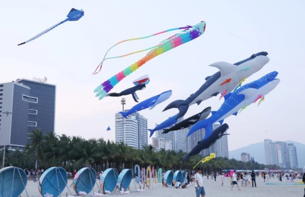 Lễ hội thả diều Đ&agrave; Nẵng bầu trời đầy diều m&agrave;u sắc