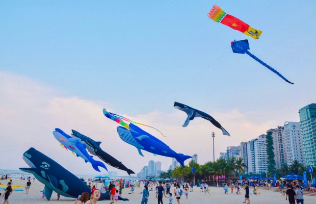 Lễ hội thả diều Đà Nẵng có gì mà khiến bầu trời bùng nổ sắc màu?
