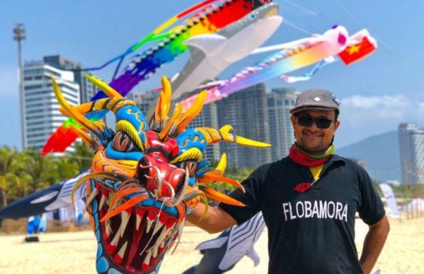 Nghệ nh&acirc;n thả diều biểu diễn tại lễ hội Đ&agrave; Nẵng