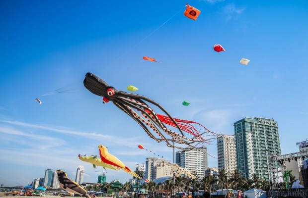 Diều khổng lồ h&igrave;nh bạch tuộc v&agrave; c&aacute; voi tung tăng tr&ecirc;n bầu trời