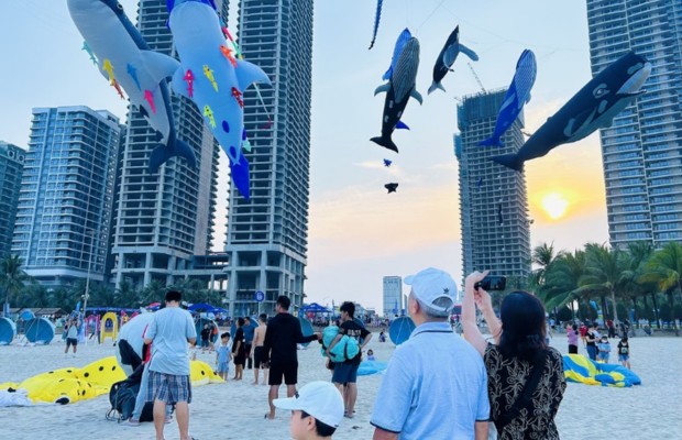 Khoảnh khắc check-in ho&agrave;n hảo với bầu trời sắc m&agrave;u