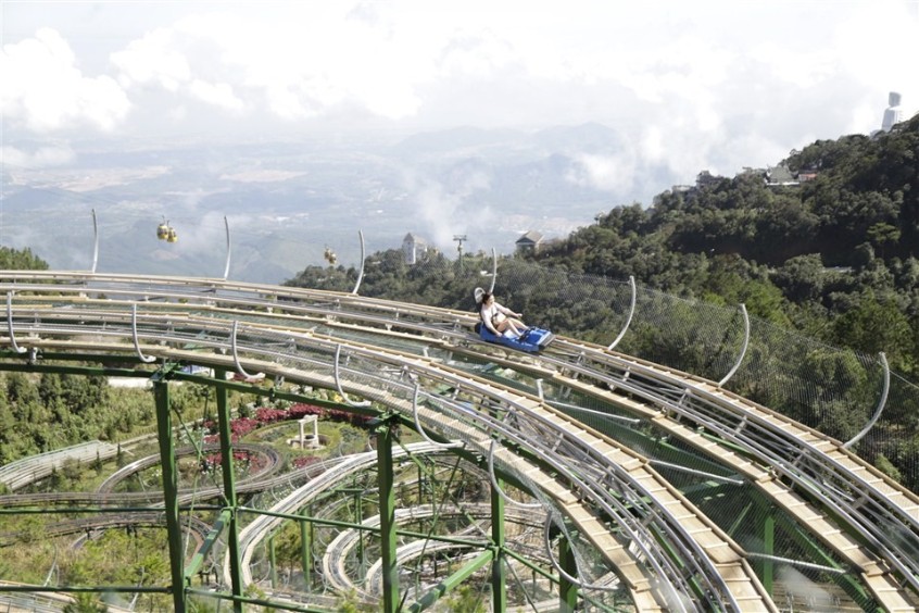 M&aacute;ng trượt B&agrave; N&agrave; Hills trải nghiệm tốc độ phấn kh&iacute;ch giữa n&uacute;i rừng xanh mướt