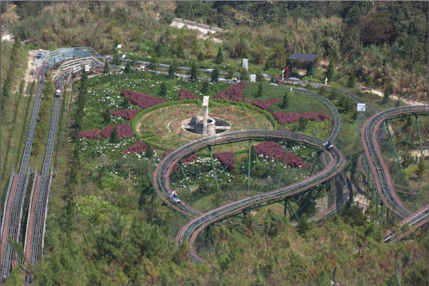 Đường xe trượt ống 3 v&ograve;ng xo&aacute;y k&eacute;p uốn lượn tạo cảm gi&aacute;c mạnh kh&ocirc;ng thể bỏ lỡ tại B&agrave; N&agrave; Hills