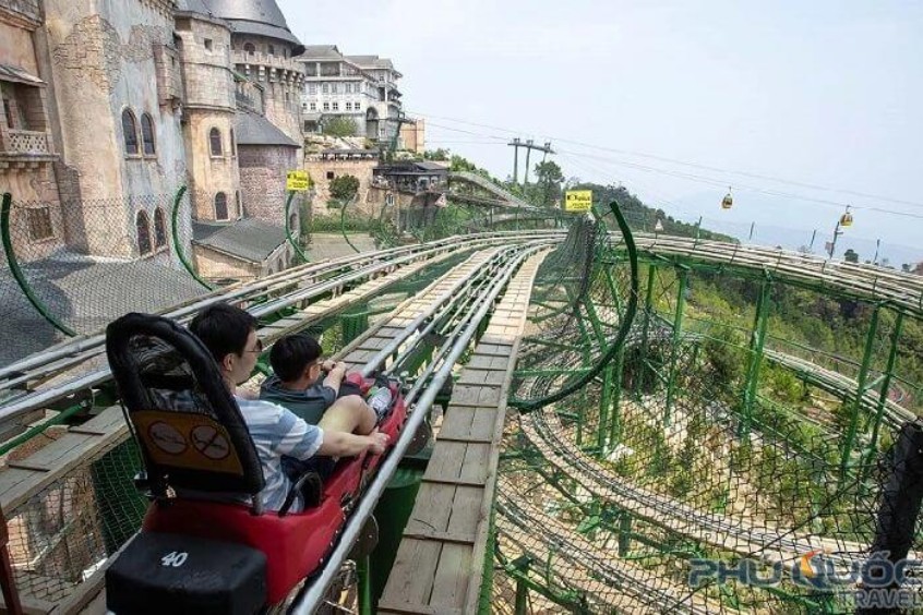 Tự tay cầm cần phanh, điều khiển tốc độ l&ecirc;n đến 30 km/h tr&ecirc;n m&aacute;ng trượt B&agrave; N&agrave;