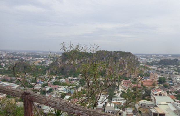 Ngọn Mộc Sơn Ngũ H&agrave;nh Sơn y&ecirc;n b&igrave;nh tại Đ&agrave; Nẵng với lớp đ&aacute; cẩm thạch trắng xen lẫn c&acirc;y cối xanh tươi