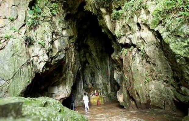 Động Quan &Acirc;m một hang động kh&ocirc;ng qu&aacute; lớn nhưng lại v&ocirc; c&ugrave;ng huyền b&iacute;