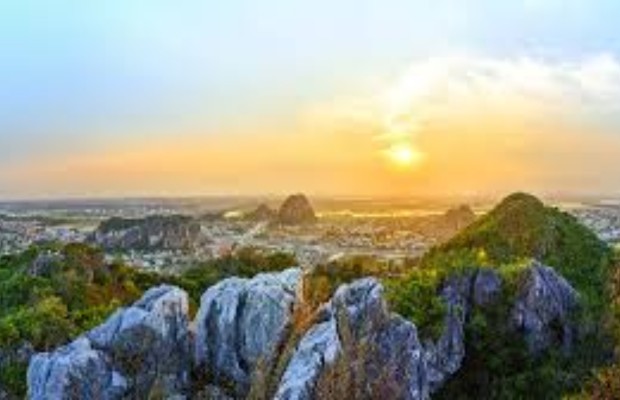 To&agrave;n cảnh Ngũ H&agrave;nh Sơn Đ&agrave; Nẵng với quần thể n&uacute;i đ&aacute; v&ocirc;i h&ugrave;ng vĩ b&ecirc;n bờ biển Non Nước