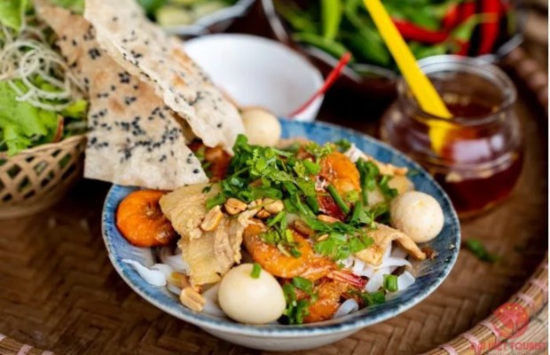 T&ocirc; m&igrave; Quảng Đ&agrave; Nẵng đầy topping t&ocirc;m thịt trứng c&uacute;t b&aacute;nh đa gi&ograve;n tan  Hải sản tươi sống