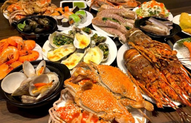 Hải sản tươi sống tại nh&agrave; h&agrave;ng Đ&agrave; Nẵng t&ocirc;m cua mực ghẹ hấp dẫn  B&uacute;n mắm n&ecirc;m