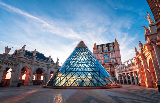 T&ograve;a th&aacute;p k&iacute;nh trung t&acirc;m