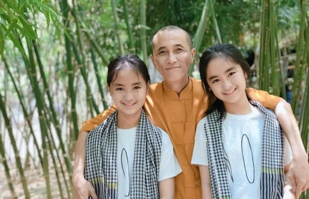 Đ&agrave;m đạo c&ugrave;ng sư thầy chủ tr&igrave;