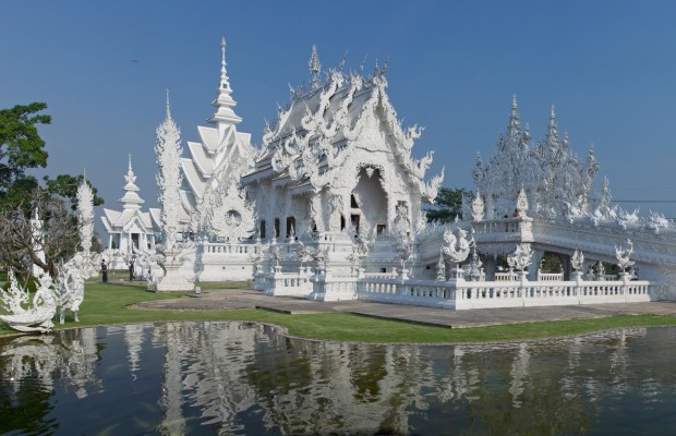 To&agrave;n cảnh Ch&ugrave;a Trắng Wat Rong Khun tại Chiang Rai với kiến tr&uacute;c đi&ecirc;u khắc m&agrave;u trắng tinh xảo