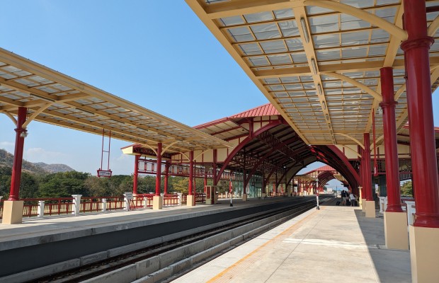 Nh&agrave; ga xe lửa Hua Hin với kiến tr&uacute;c m&aacute;i v&ograve;m m&agrave;u đỏ đặc trưng phong c&aacute;ch Th&aacute;i kết hợp Victoria.