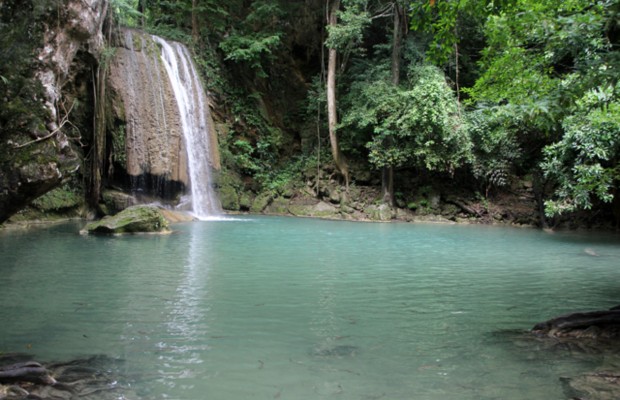 Th&aacute;c nước Erawan tầng 3 với d&ograve;ng nước xanh ngọc chảy qua c&aacute;c tảng đ&aacute; v&ocirc;i trong rừng xanh.