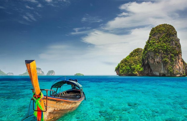 Thuyền đu&ocirc;i d&agrave;i truyền thống neo đậu tr&ecirc;n b&atilde;i biển nước xanh ngọc b&iacute;ch tại đảo Koh Phi Phi hoặc Krabi.