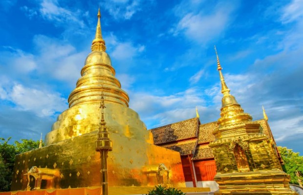 Kiến tr&uacute;c ch&ugrave;a th&aacute;p d&aacute;t v&agrave;ng lộng lẫy đặc trưng tại Chiang Mai Th&aacute;i Lan.