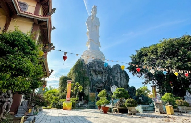 Hồ sen v&agrave; h&ograve;n non bộ tại Thiền viện Bồ Đề Đ&agrave; Nẵng