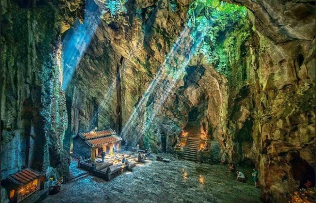 Động Huyền Kh&ocirc;ng Ngũ H&agrave;nh Sơn hang động lộ thi&ecirc;n huyền ảo với &aacute;nh s&aacute;ng tự nhi&ecirc;n chiếu qua v&ograve;m đ&aacute;