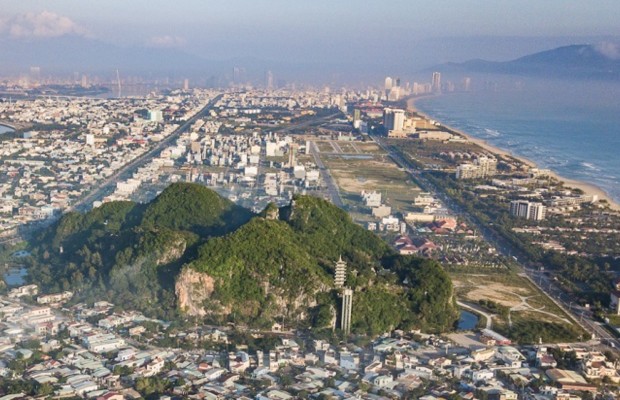 To&agrave;n cảnh Thủy Sơn Ngũ H&agrave;nh Sơn h&ugrave;ng vĩ ven biển Đ&agrave; Nẵng với n&uacute;i đ&aacute; v&ocirc;i v&agrave; b&atilde;i c&aacute;t Non NướcTo&agrave;n cảnh Thủy Sơn Ngũ H&agrave;nh Sơn h&ugrave;ng vĩ ven biển Đ&agrave; Nẵng với n&uacute;i đ&aacute; v&ocirc;i v&agrave; b&atilde;i c&aacute;t Non Nước