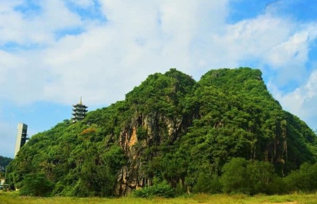 Thủy Sơn Ngũ H&agrave;nh Sơn cao 106m giữa quần thể Ngũ H&agrave;nh Sơn, view to&agrave;n cảnh thi&ecirc;n nhi&ecirc;n kỳ vĩ