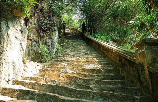 Đi bộ chinh phục ngọn Thuỷ Sơn, du kh&aacute;ch mới c&oacute; thể đắm m&igrave;nh trong khung cảnh nước non k&igrave; vĩ, n&uacute;i rừng bao la hữu t&igrave;nh nơi đ&acirc;y