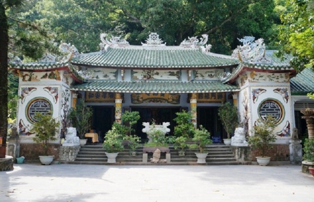 Ch&ugrave;a Linh Ứng Non Nước Thủy Sơn với s&acirc;n rộng hướng biển Đ&ocirc;ng, kh&ocirc;ng gian t&acirc;m linh y&ecirc;n b&igrave;nh