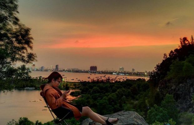 Ho&agrave;ng h&ocirc;n cam đỏ lung linh tại B&atilde;i Cỏ Ch&aacute;y Đ&agrave; Nẵng với biển v&agrave; th&agrave;nh phố