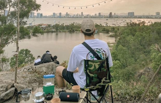Nh&oacute;m du kh&aacute;ch cắm trại v&agrave; BBQ nhẹ tr&ecirc;n đồi cỏ tại B&atilde;i Cỏ Ch&aacute;y Đ&agrave; Nẵng