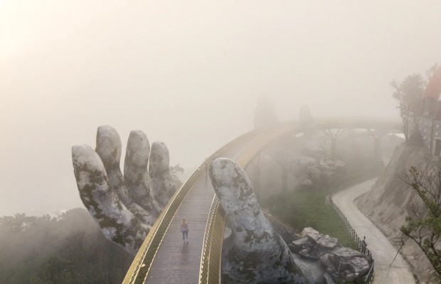 Cầu V&agrave;ng B&agrave; N&agrave; Hills ch&igrave;m trong sương m&ugrave; d&agrave;y đặc