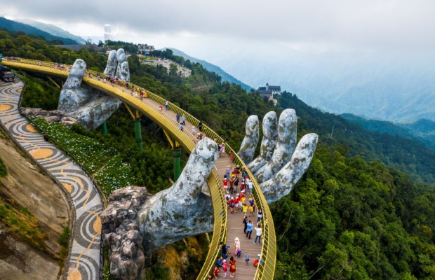 Cầu V&agrave;ng B&agrave; N&agrave; Hills với đ&ocirc;i tay khổng lồ giữa n&uacute;i rừng