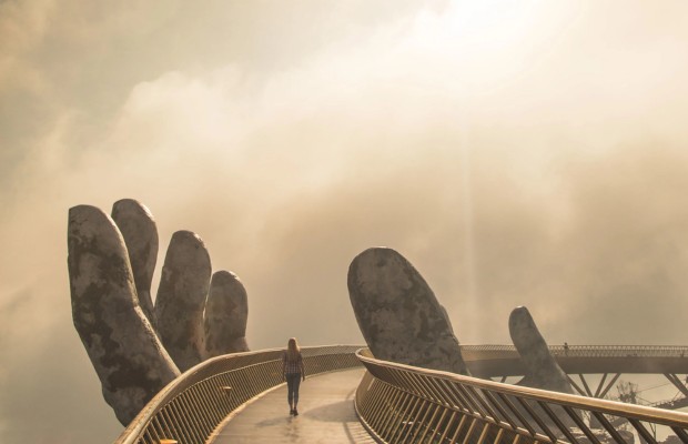 Cầu V&agrave;ng B&agrave; N&agrave; Hills buổi s&aacute;ng sớm &iacute;t người, sương m&ugrave; nhẹ