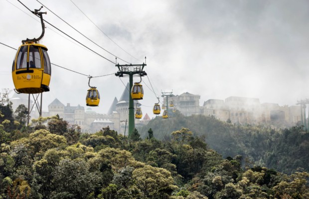 từ cabin c&aacute;p treo với th&aacute;c T&oacute;c Ti&ecirc;n v&agrave; rừng nguy&ecirc;n sinh.