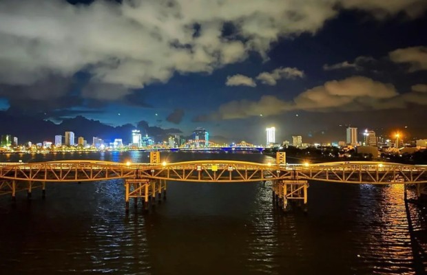 Buổi tối lung linh &aacute;nh đ&egrave;n tr&ecirc;n cầu Nguyễn Văn Trỗi